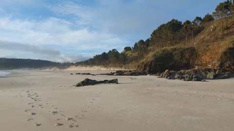 Playa de Pragueira, Sanxenxo: hace un mes el arrastre de arena dej� al descubierto un metro y medio de altura de la roca que ahora casi est� cubierta otra vez