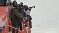 Llegada de los 107 inmigrantes rescatados este jueves por la embarcaci�n de Salvamento Mar�timo, Salvamar Navia, en aguas cercanas a El Hierro. 