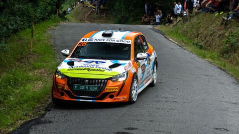 Pablo Blanco, con su Peugeot