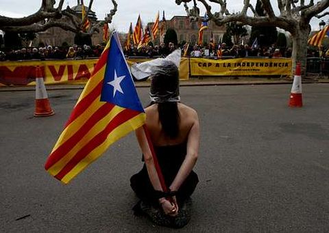 Una independentista permanece frente a la protesta soberanista celebrada ayer ante el Parlamento catal�n mientras se debat�a una propuesta para reclamar el derecho de convocar referendos.