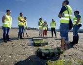 Con botas o descalzos, los integrantes de la embajada portuguesa pisaron la arena de O Sarrido.