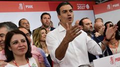 Adriana Lastra, a la izquierda de Pedro S�nchez