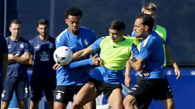 Noubi, Yeremay y Quagliata pelean por un bal�n durante un entrenamiento