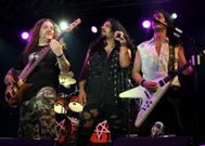 M�go de Oz durante su actuaci�n en las fiestas ceenses de A Xunqueira del a�o 2009. 