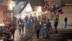 El mal tiempo rest� afluencia, pero algunas familias buscaron huecos para asistir a la fiesta.