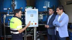 El alcalde de Castrelo de Mi�o, Avelino Pazos, y el delegado territorial de la Xunta, Gabriel Al�n, comprueban las obras llevadas a cabo en la depuradora