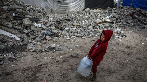 Una ni�a cargando agua en Gaza 