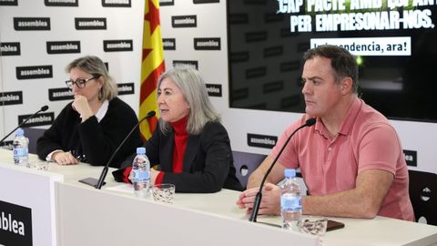 Esther Gell, coordinadora de la comisin de movilizacin y asambleas territoriales de la ANC, Dolors Feliu, presidenta de la ANC y Uriel Bertran, coordinador de la comisin de estrategia y discurso de la ANC