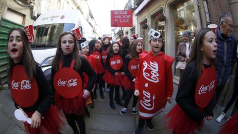 Los nios del Jaime Balmes disfrazados de contedores de reciclaje. VOZ NATURA