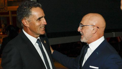 El exciclista Miguel Indur�in conversa con el seleccionador nacional de f�tbol, Luis de La Fuente