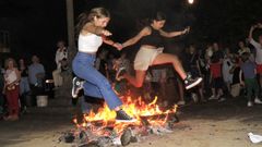 Compostela abarrota las calles para disfrutar de un ardiente San Xo�n