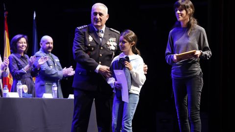Irina Cid Seoane, Ximena Gonz�lez L�pez y Elsa Touza Gonz�lez recibieron los premios por sus dibujos