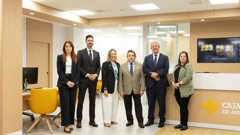 De izquierda a derecha,��Laura Noval; administraci�n comercial, director de la oficina, Hugo Garc�a, directora de zona, Noem� Alonso; presidente Caja Rural de Asturias, Fernando Mart�nez, director general Caja Rural de Asturias, Antonio Romero e In�s Garc�a, comercial.