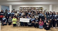 Parte de los alumnos, con el presidente de la AECC en Ourense.
