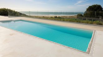 La piscina tiene hermosas vistas 