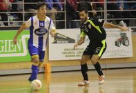 Borja intenta frenar el avance de Constantino, en el partido de la primera vuelta en Jumilla.