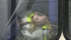 Una ni�a ucraniana, entre los evacuados de zonas cercanas a la l�nea del frente de Zaporizhia y Dnipropetrovsk.