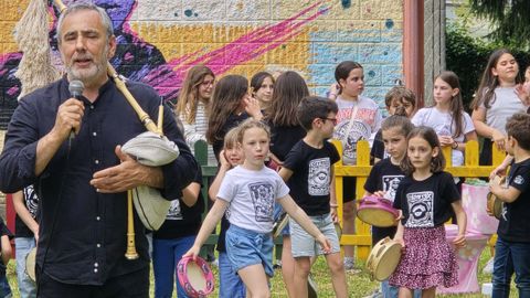 Festa con foliada no colexio de Parga
