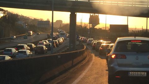 Colapso esta tarde en los accesos a Vigo por autopista por la enorme afluencia de gente 