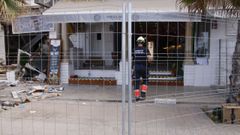 Un bombero en el restaurante de Palma derrumbado la noche de este jueves.