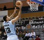 Matulionis realiza una penetraci�n durante el partido contra el Palma en el Pazo. 