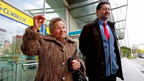 Aurelia Rey, junto a su abogado, muestra orgullosa las llaves de su nuevo piso.