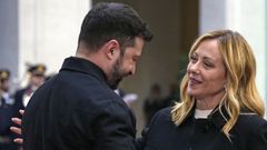 Zelenski fue recibido por Meloni con un abrazo en el patio del romano Palacio Chigi.
