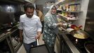 Rany Kiyai, este lunes en la cocina de su restaurante, que dará comidas y cenas