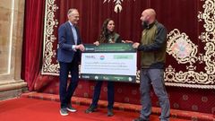 Por la izquierda, Frank Oostdam, director de la Federaci�n de Empresarios del Sector Tur�stico de Pa�ses Bajos (ANVR); Noa Gonz�lez, bi�loga de la Fundaci�n Oso de Asturias (FOA); y Jos� Tu��n, director