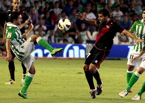 Pereira, que fue titular en la pasada jornada, pugnando por un bal�n con Trashorras.