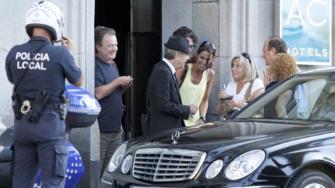 Cohen durante su visita a Vido, donde medios y seguidores le esperaron a la salida del hotel