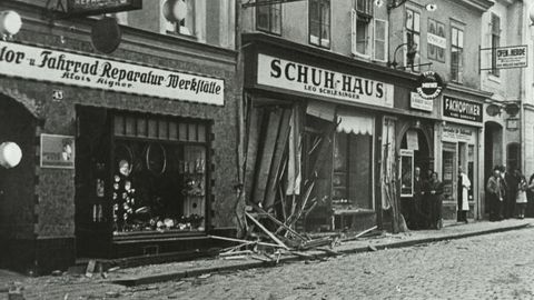Tienda de L�o Schlesinger asaltada durante la Noche de los Cristales Rotos. Viena, Austria, 10 noviembre de 1938.