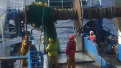 Tripulantes de un arrastrero gallego�virando el aparejo