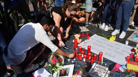 Muchas personas han empezado a depositar mensajes y velas en el mosaico en las Ramblas de Barcelona despus del atentado ocurrido ayer