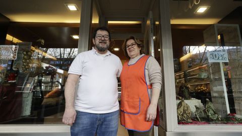 Waldo Ferrio Rodr&iacute;guez y su mujer Mari Carmen Bra&ntilde;as Estraviz, delante de la confiter&iacute;a Waldo de Manuel Murgu&iacute;a que cerraron el viernes por jubilaci&oacute;n