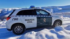 Un coche de la Guardia Civil circulando por los Ancares