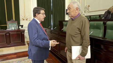 Carlos Font, portavoz del PSOE, conversa con su homlogo del BNG, Csar Mosquera, antes de un pleno de la Diputacin