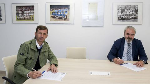 Jos ngel Ziganda y Manuel Paredes, vicepresidente del club, en la firma del contrato del tcnico