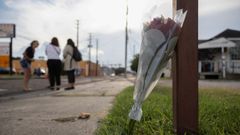 Flores en recuerdo del mexicano asesinado a tiros por un agente del ICE en Texas