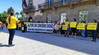 Trabajadores de Correos protestan frente a la Delegación del Gobierno en A Coruña.