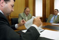 Quince a�os despu�s. Firma del contrato del servicio de agua y saneamiento con Aqualia, en aquel momento Seragua, en junio del 2001. En el centro, el entonces alcalde, Nazario Pin. 