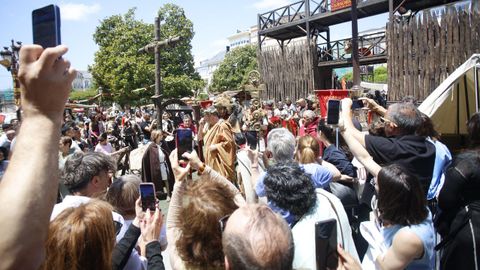 Los visitantes al Arde Lucus de Lugo haciendo fotos y videos
