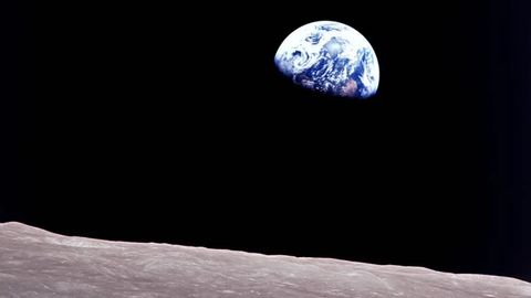 Foto tomada en el Apollo 8 por Bill Andres, titulada Earthrise, que sirvi� de inspiraci�n para crear a Rise