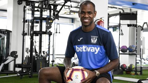 Diego Rolan posa con su nueva camiseta