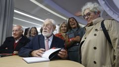 Javier Ozores firmando ejemplares de �El marisco gallego. Excelencia atl�ntica� en el Espacio Avenida