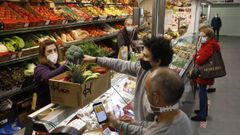 Un empleado de Kibus hace de intermediario entre el cliente y los placeros