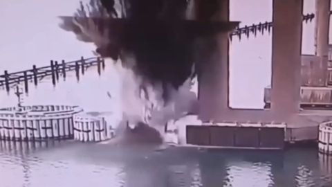 Ataque submarino ucraniano con explosivos en el puente de Crimea