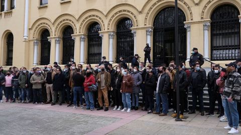 Casi un centenar de hosteleros de locales de ocio nocturno se han congregado este lunes ante la sede de la Presidencia del Principado