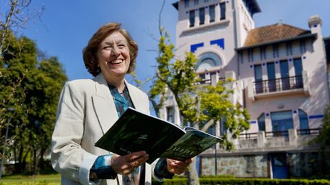 Mariluz Corral, diante da biblioteca Rialeda, en Perillo.