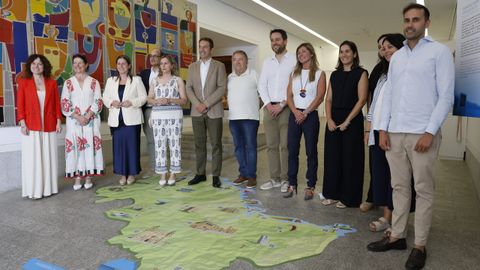 En el centro, de izquierda a derecha, Alfonso Villares (sexto), Rodr�guez Baixeras, Francisco Cajoto, Vanesa Fern�ndez y Alba Rodr�guez